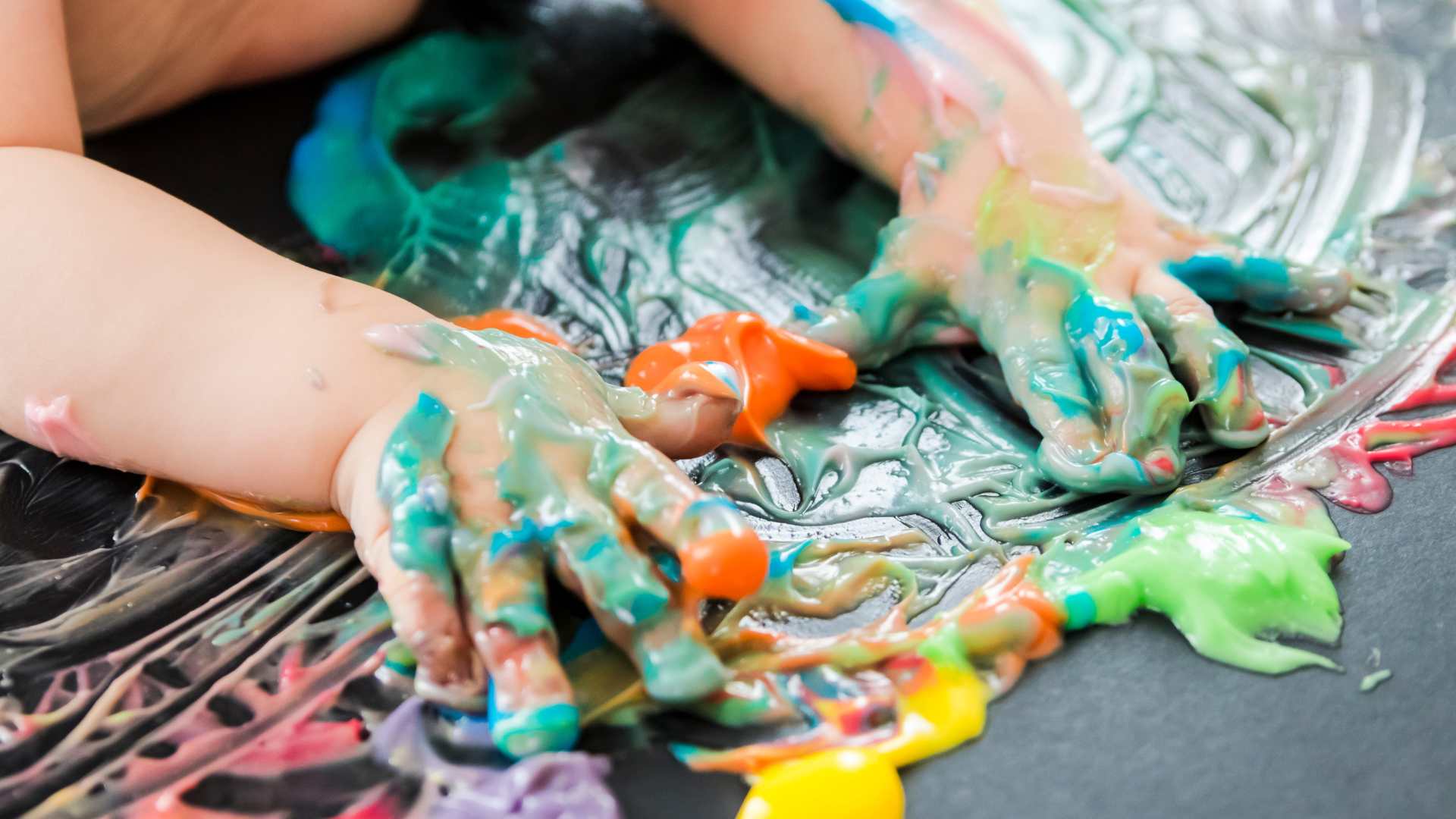 Peinture propre : une activité sensorielle pour les bébés inspirée