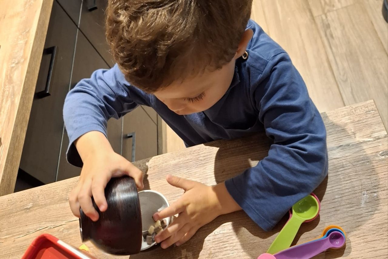 enfant en cuisine